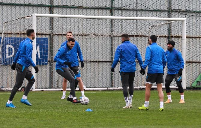 caykur-rizespor,-27-subat-cumartesi-gunu-sahasinda-demir-grup-sivasspor-ile-oynayacagi-karsilasmanin-hazirliklarini-surdurdu-(3).jpg