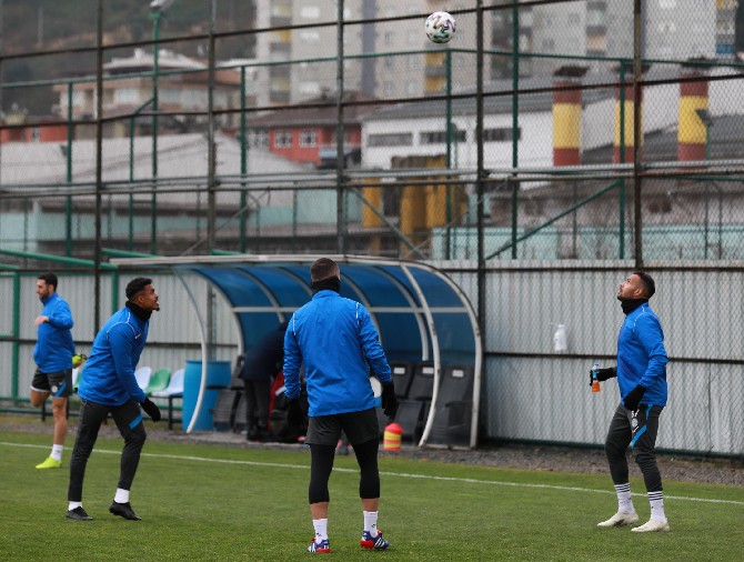 caykur-rizespor,-27-subat-cumartesi-gunu-sahasinda-demir-grup-sivasspor-ile-oynayacagi-karsilasmanin-hazirliklarini-surdurdu-(5).jpg