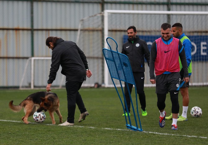 caykur-rizespor,-super-ligin-31.-haftasinda-deplasmanda-galatasaray-ile-oynayacagi-karsilasmanin-hazirliklarini-teknik-direktor-bulent-uygun-yonetiminde-surdurdu-(10).jpg
