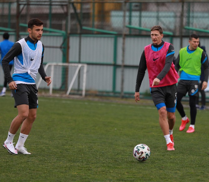 caykur-rizespor,-super-ligin-31.-haftasinda-deplasmanda-galatasaray-ile-oynayacagi-karsilasmanin-hazirliklarini-teknik-direktor-bulent-uygun-yonetiminde-surdurdu-(4).jpg