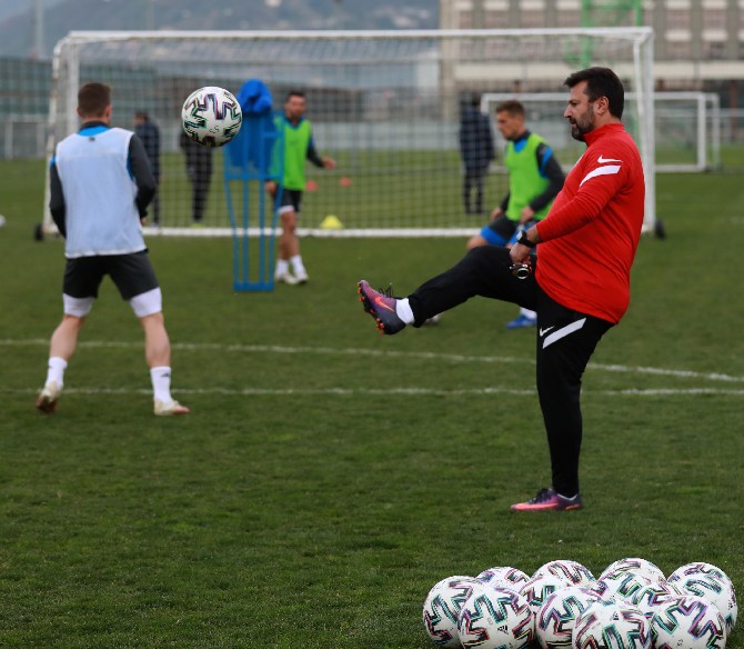 caykur-rizespor,-super-ligin-31.-haftasinda-deplasmanda-galatasaray-ile-oynayacagi-karsilasmanin-hazirliklarini-teknik-direktor-bulent-uygun-yonetiminde-surdurdu-(5).jpg