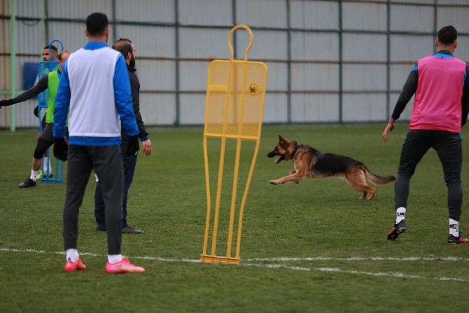 caykur-rizespor,-super-ligin-31.-haftasinda-deplasmanda-galatasaray-ile-oynayacagi-karsilasmanin-hazirliklarini-teknik-direktor-bulent-uygun-yonetiminde-surdurdu-(7).jpg