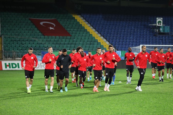 caykur-rizespor,-teknik-direktor-ismail-kartal-yonetiminde-mehmet-cengiz-tesislerinde-calismalarini-surdurdu-(2)-001.jpg