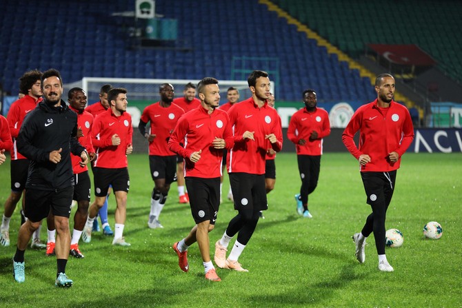 caykur-rizespor,-teknik-direktor-ismail-kartal-yonetiminde-mehmet-cengiz-tesislerinde-calismalarini-surdurdu-(3)-001.jpg