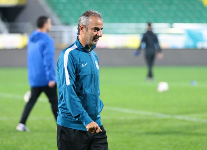 caykur-rizespor,-teknik-direktor-ismail-kartal-yonetiminde-mehmet-cengiz-tesislerinde-calismalarini-surdurdu-(8).jpg