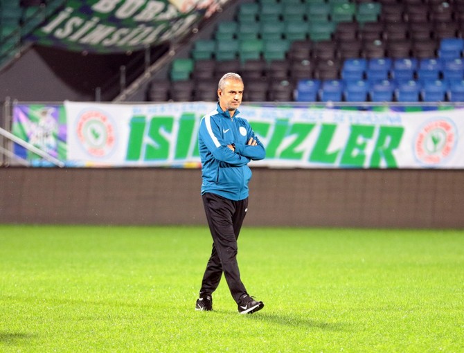 caykur-rizespor,-teknik-direktor-ismail-kartal-yonetiminde-mehmet-cengiz-tesislerinde-calismalarini-surdurdu-(9).jpg