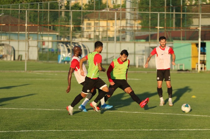 caykur-rizespor,-yeni-tip-koronavirus-(kovid-19)-salgini-nedeniyle-super-lige-verilen-arada-hazirliklarina-devam-ediyor-(1).jpg