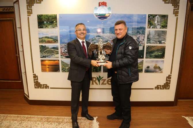 caykur-rizespor-a.s.-kulup-baskani-hasan-kartal,-beraberinde-yonetim-kurulu-uyeleri-ile-birlikte-rize-valisi-kemal-ceber’i-makaminda-ziyaret-etti-(1).jpg