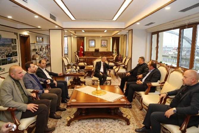 caykur-rizespor-a.s.-kulup-baskani-hasan-kartal,-beraberinde-yonetim-kurulu-uyeleri-ile-birlikte-rize-valisi-kemal-ceber’i-makaminda-ziyaret-etti-(2).jpg