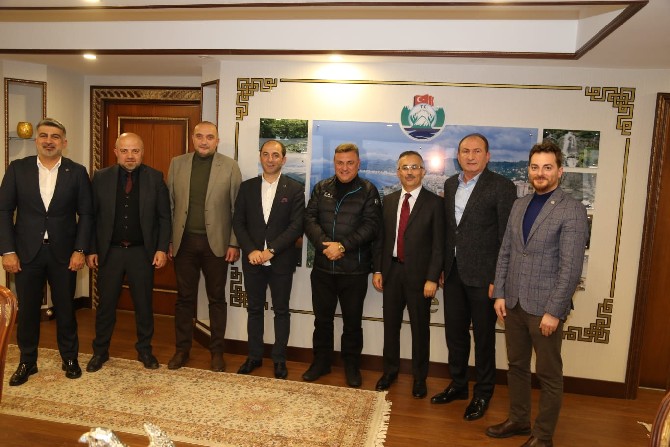 caykur-rizespor-a.s.-kulup-baskani-hasan-kartal,-beraberinde-yonetim-kurulu-uyeleri-ile-birlikte-rize-valisi-kemal-ceber’i-makaminda-ziyaret-etti-(4).jpg