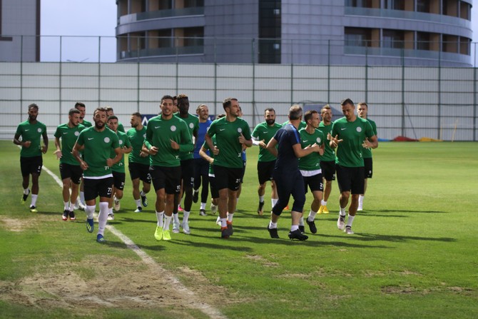 caykur-rizespor-antrenmana-mehmet-ali-karaca-ile-cikti-(3).jpg