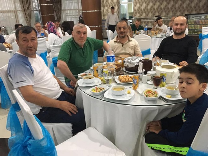 caykur-rizespor-baskani-hasan-kartal-taraftarlarla-iftar-acti-(1).jpg