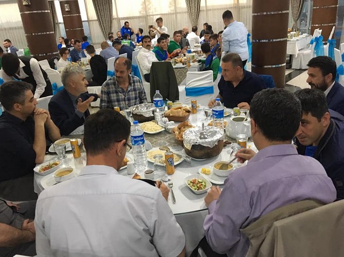 caykur-rizespor-baskani-hasan-kartal-taraftarlarla-iftar-acti-(2).jpg