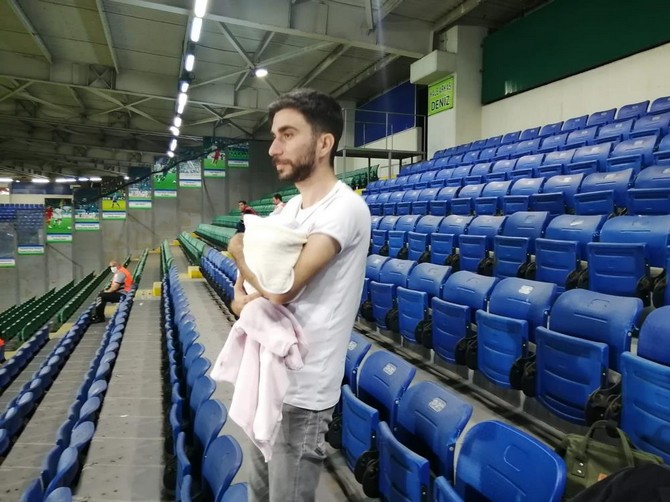 caykur-rizespor-bodrumspor-macinda-taraftarlarin-arasinda-3-aylik-bebek-izleyicisi-tribunun-ilgi-odagi-oldu-2.jpg