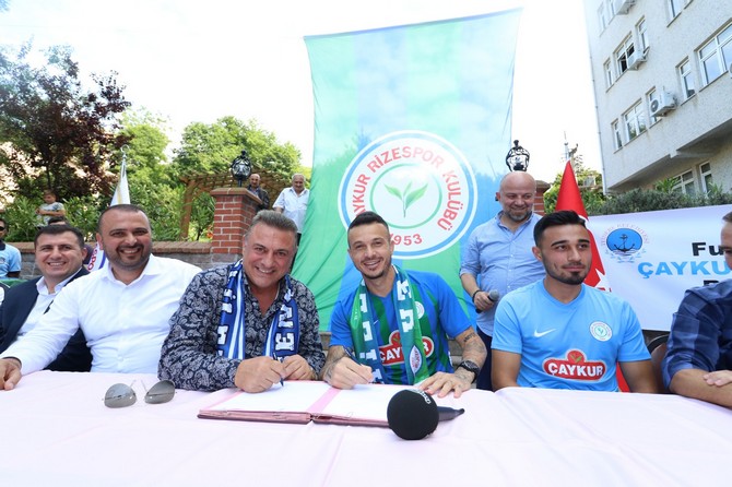 caykur-rizespor-daha-once-transfer-haberini-duyurdugu-fernando-boldrin,-baris-alici,-tarik-cetin-ve-erdinc-karakas-icin-imza-toreni-duzenledi.--(12).jpg