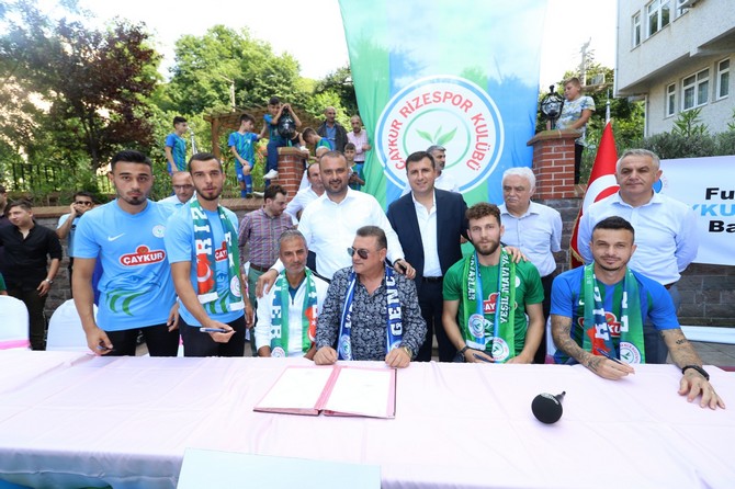 caykur-rizespor-daha-once-transfer-haberini-duyurdugu-fernando-boldrin,-baris-alici,-tarik-cetin-ve-erdinc-karakas-icin-imza-toreni-duzenledi.--(13).jpg