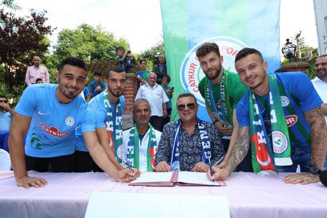 caykur-rizespor-daha-once-transfer-haberini-duyurdugu-fernando-boldrin,-baris-alici,-tarik-cetin-ve-erdinc-karakas-icin-imza-toreni-duzenledi.--(14).jpg