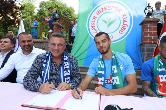caykur-rizespor-daha-once-transfer-haberini-duyurdugu-fernando-boldrin,-baris-alici,-tarik-cetin-ve-erdinc-karakas-icin-imza-toreni-duzenledi.--(3).jpg