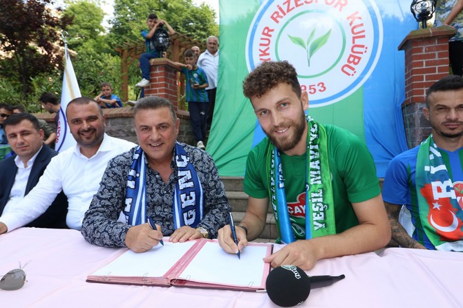 caykur-rizespor-daha-once-transfer-haberini-duyurdugu-fernando-boldrin,-baris-alici,-tarik-cetin-ve-erdinc-karakas-icin-imza-toreni-duzenledi.--(5).jpg