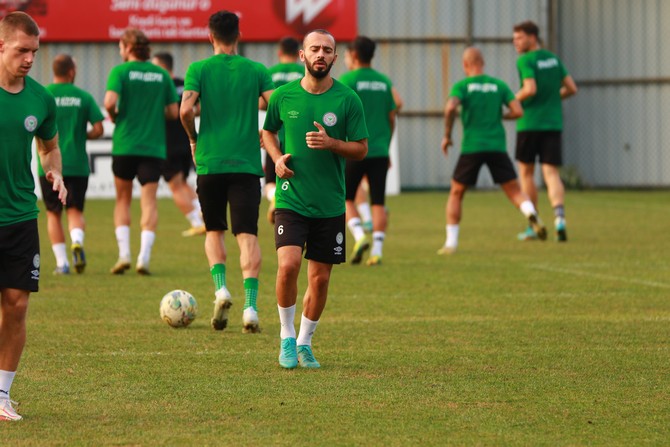 caykur-rizespor-deplasmanda-karsilasacagi-yeni-malatyaspor-macinin-hazirliklarini-cift-antrenmanla-surdurdu-8.jpg