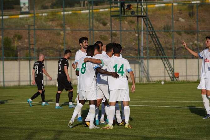 caykur-rizespor-erzurumda-oynadigi-3-hazirlik-macinda-gurcistan-ekibi-fc-torpedo-kutaisiyi-3-2-maglup-etti-10.jpg
