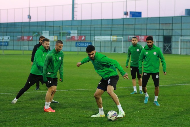 caykur-rizespor-fenerbahce-ile-oynayacagi-ziraat-turkiye-kupasi-son-16-tur-maci-hazirliklarina-basladi-15.jpg