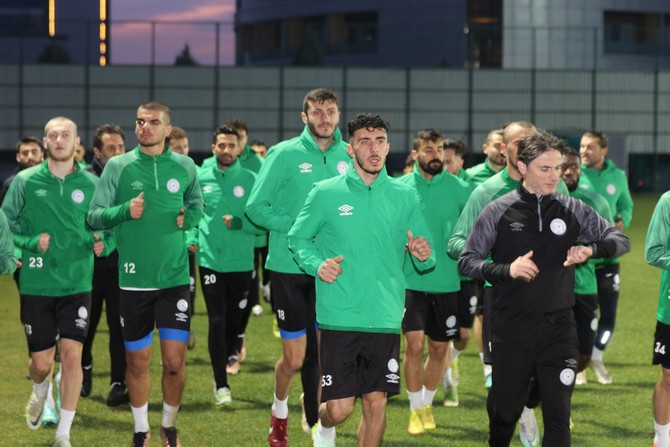caykur-rizespor-fenerbahce-ile-oynayacagi-ziraat-turkiye-kupasi-son-16-tur-maci-hazirliklarina-basladi-16.jpg