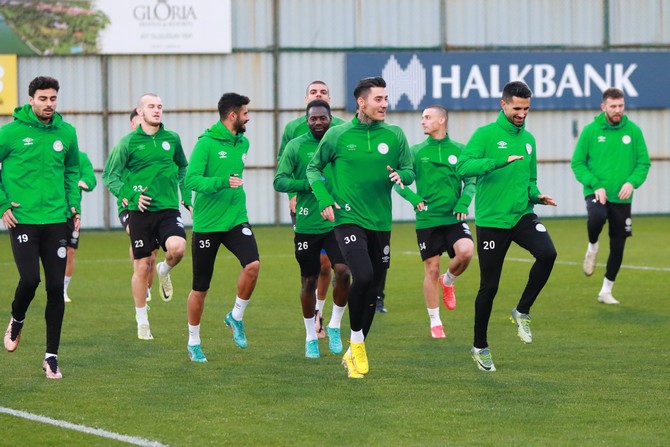 caykur-rizespor-fenerbahce-ile-oynayacagi-ziraat-turkiye-kupasi-son-16-tur-maci-hazirliklarina-basladi-9.jpg