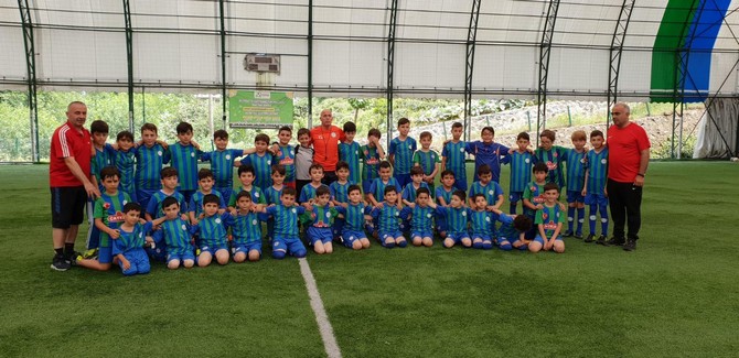 caykur-rizespor-futbol-okuluna-kayitlar-devam-ediyor-(1).jpg