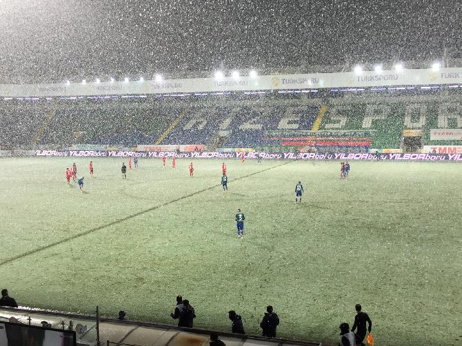 caykur-rizespor-gaziantep-fk-macina-kar-yagisi-nedeniyle-ara-verildi-(1).jpg