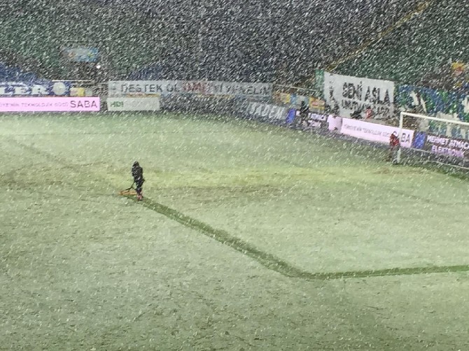 caykur-rizespor-gaziantep-fk-macina-kar-yagisi-nedeniyle-ara-verildi-(2).jpg