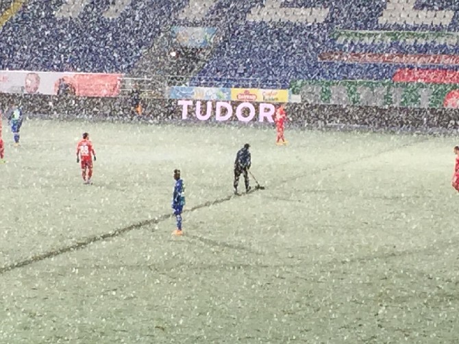 caykur-rizespor-gaziantep-fk-macina-kar-yagisi-nedeniyle-ara-verildi-(3).jpg