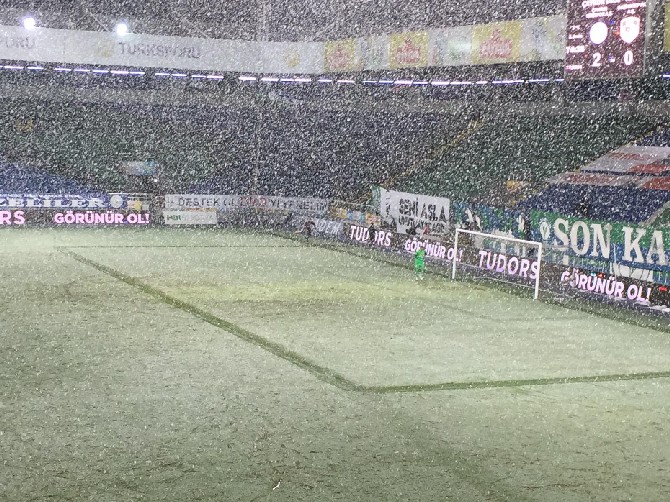caykur-rizespor-gaziantep-fk-macina-kar-yagisi-nedeniyle-ara-verildi-(4).jpg