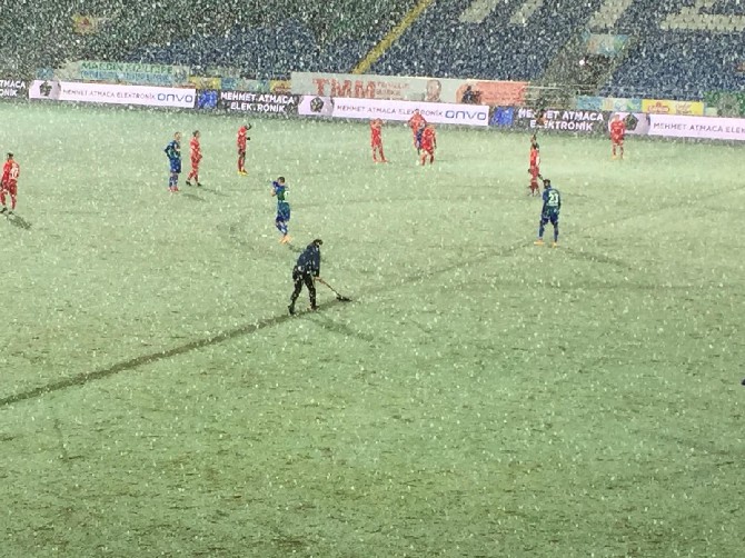 caykur-rizespor-gaziantep-fk-macina-kar-yagisi-nedeniyle-ara-verildi-(5).jpg