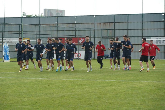caykur-rizespor-gunu-cift-antrenmanla-tamamladi-001.jpg