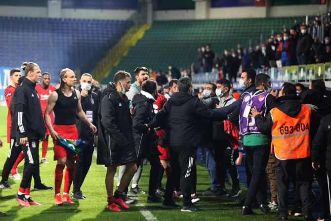caykur-rizespor-ile-besiktas-macinin-bitis-dudugunun-ardindan-besiktasli-gorevliler,-caykur-rizesporlu-gorevlilerle-tartisti-(3).jpg
