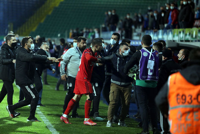 caykur-rizespor-ile-besiktas-macinin-bitis-dudugunun-ardindan-besiktasli-gorevliler,-caykur-rizesporlu-gorevlilerle-tartisti-(4).jpg