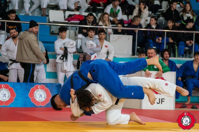 caykur-rizespor-judo-takimi-turkiye-5-si-oldu-2.jpg