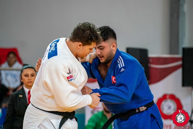caykur-rizespor-judo-takimi-turkiye-5-si-oldu-3.jpg