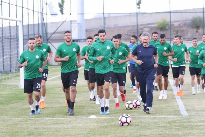 caykur-rizespor-kulubu-baskani-hasan-kemal-yardimci,-erzurum’da-2.-etap-kamp-calismalarini-surduren-yesil-mavililerin-kampina-ziyarette-bulundu-(6).jpg
