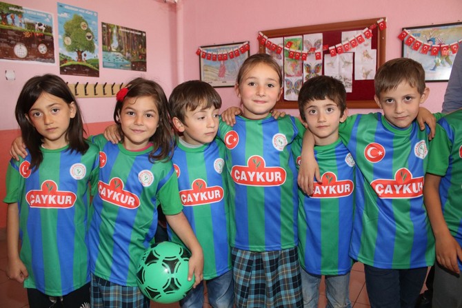 caykur-rizespor-minik-kalpler-okul-kulup-projesinin-bugun-ki-duragi-pehlivantasi-ve-yolbasi-oldu-(4).jpg