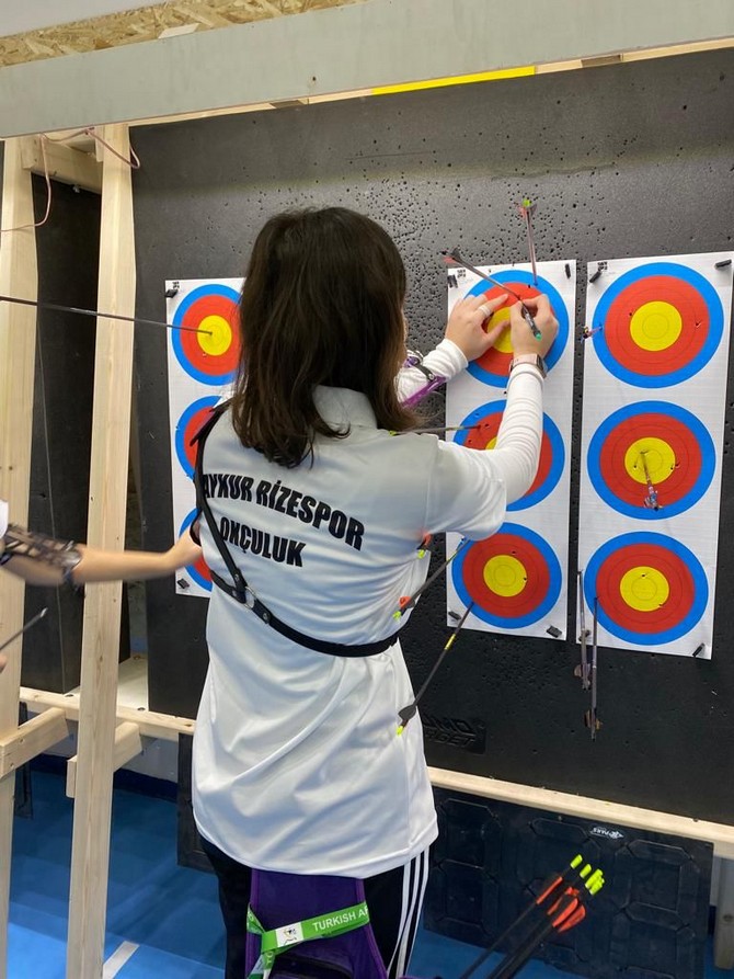 caykur-rizespor-okculuk-takimi-sporcusu-sumeyye-yilmaz-2022-salon-turkiye-sampiyonasinda-ilk-32ye-kalarak-bireysel-eleme-atislarina-katilmaya-hak-kazandi-1.jpg