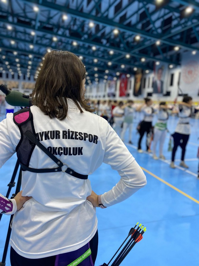 caykur-rizespor-okculuk-takimi-sporcusu-sumeyye-yilmaz-2022-salon-turkiye-sampiyonasinda-ilk-32ye-kalarak-bireysel-eleme-atislarina-katilmaya-hak-kazandi-2.jpg