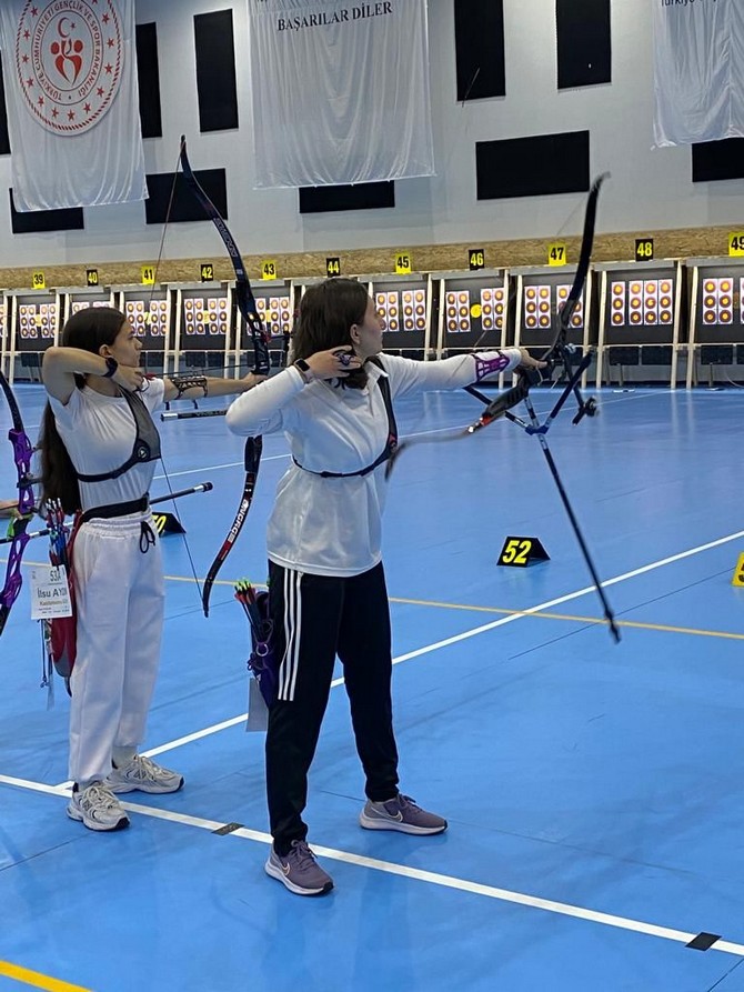 caykur-rizespor-okculuk-takimi-sporcusu-sumeyye-yilmaz-2022-salon-turkiye-sampiyonasinda-ilk-32ye-kalarak-bireysel-eleme-atislarina-katilmaya-hak-kazandi-4.jpg