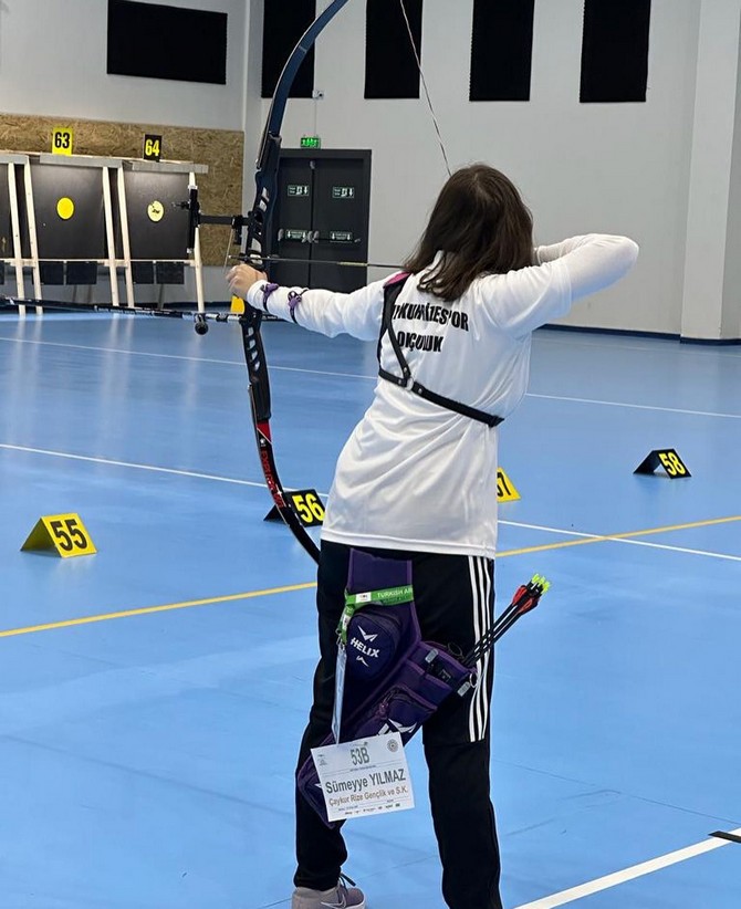 caykur-rizespor-okculuk-takimi-sporcusu-sumeyye-yilmaz-2022-salon-turkiye-sampiyonasinda-ilk-32ye-kalarak-bireysel-eleme-atislarina-katilmaya-hak-kazandi-5.jpg