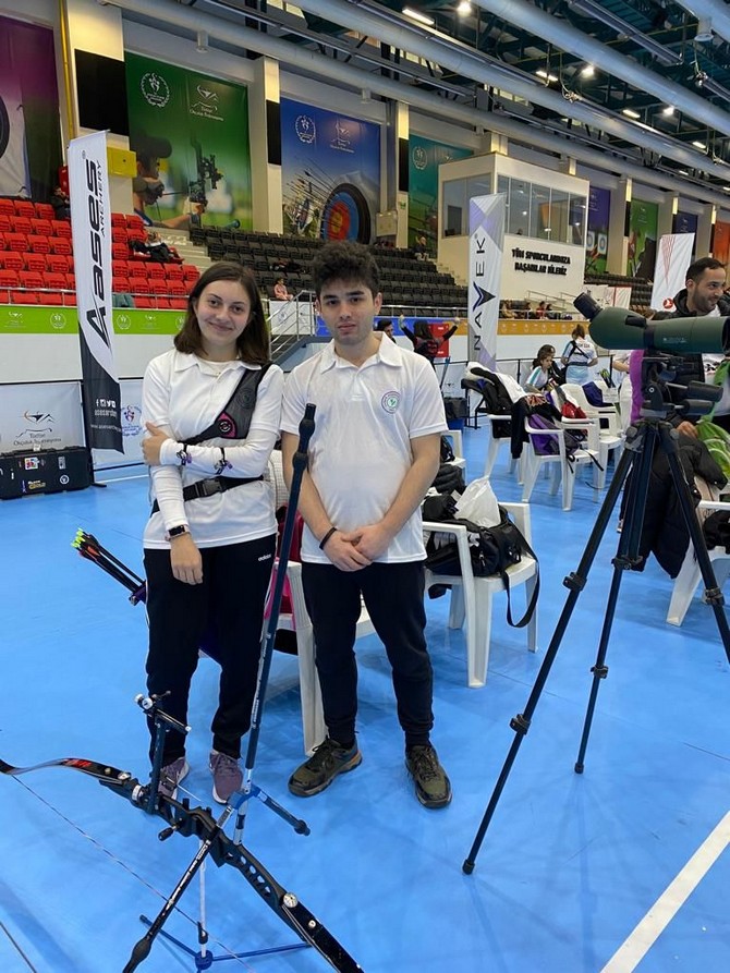 caykur-rizespor-okculuk-takimi-sporcusu-sumeyye-yilmaz-2022-salon-turkiye-sampiyonasinda-ilk-32ye-kalarak-bireysel-eleme-atislarina-katilmaya-hak-kazandi-6.jpg