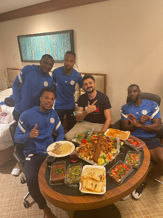 caykur-rizespor-oyuncularinin-kebap-ziyafeti-1.jpg