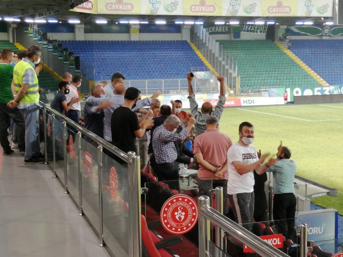 caykur-rizespor-protokolunde-medipol-basaksehir-sevinci-(3).jpg