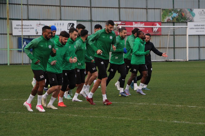 caykur-rizespor-spor-toto-1-ligin-24-haftasinda-4-mart-cumartesi-gunu-deplasmanda-oynayacagi-samsunspor-macinin-hazirliklarini-mehmet-cengiz-tesislerinde-gerceklestiriyor-1.jpg