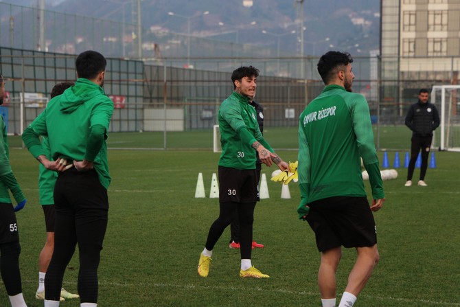 caykur-rizespor-spor-toto-1-ligin-24-haftasinda-4-mart-cumartesi-gunu-deplasmanda-oynayacagi-samsunspor-macinin-hazirliklarini-mehmet-cengiz-tesislerinde-gerceklestiriyor-2.jpg